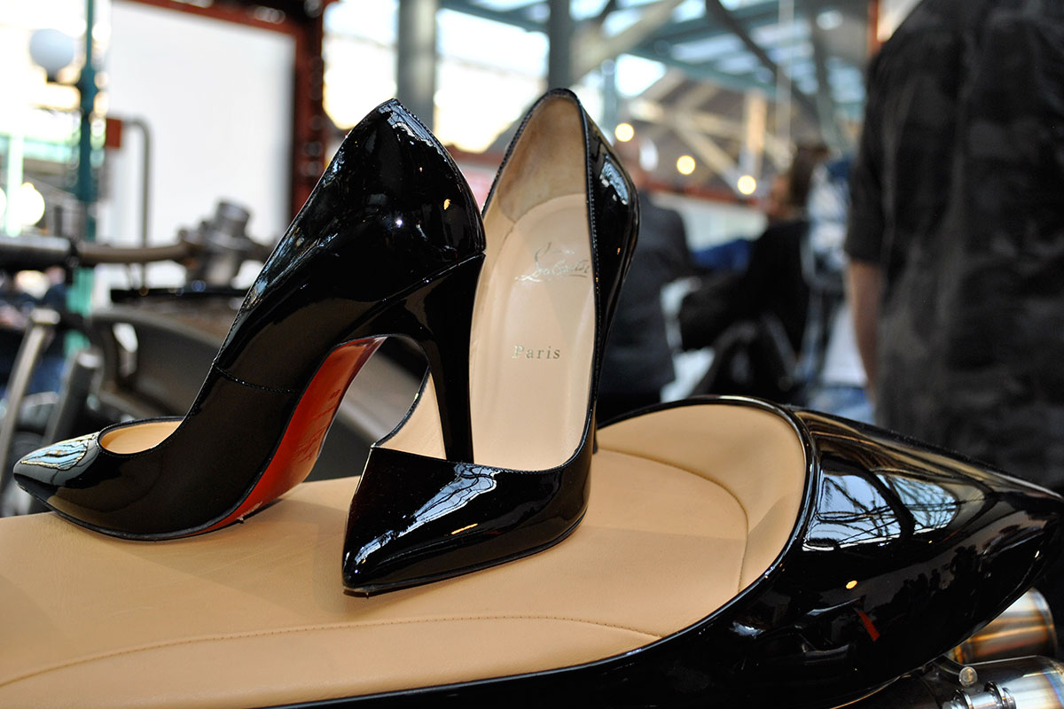 Scarpe eleganti col tacco su café racer di classe