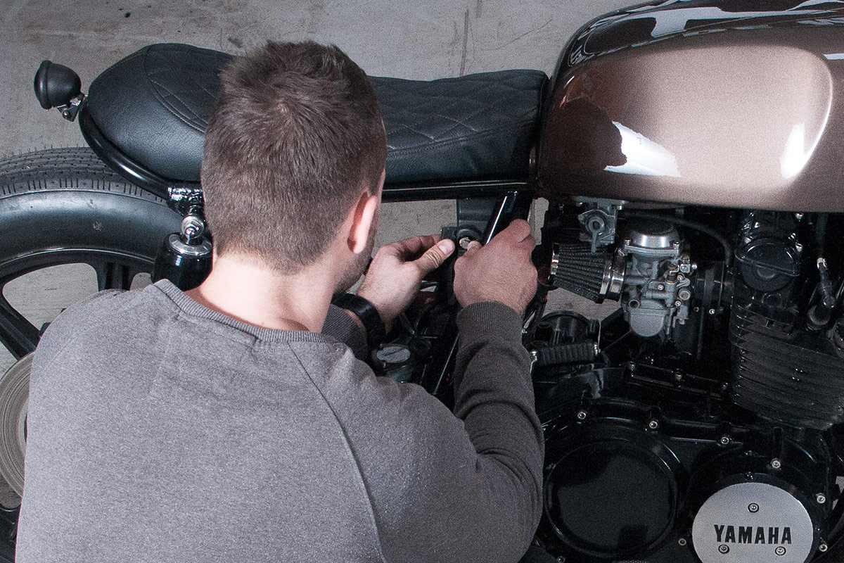 Accensione laterale a pulsante brat café racer