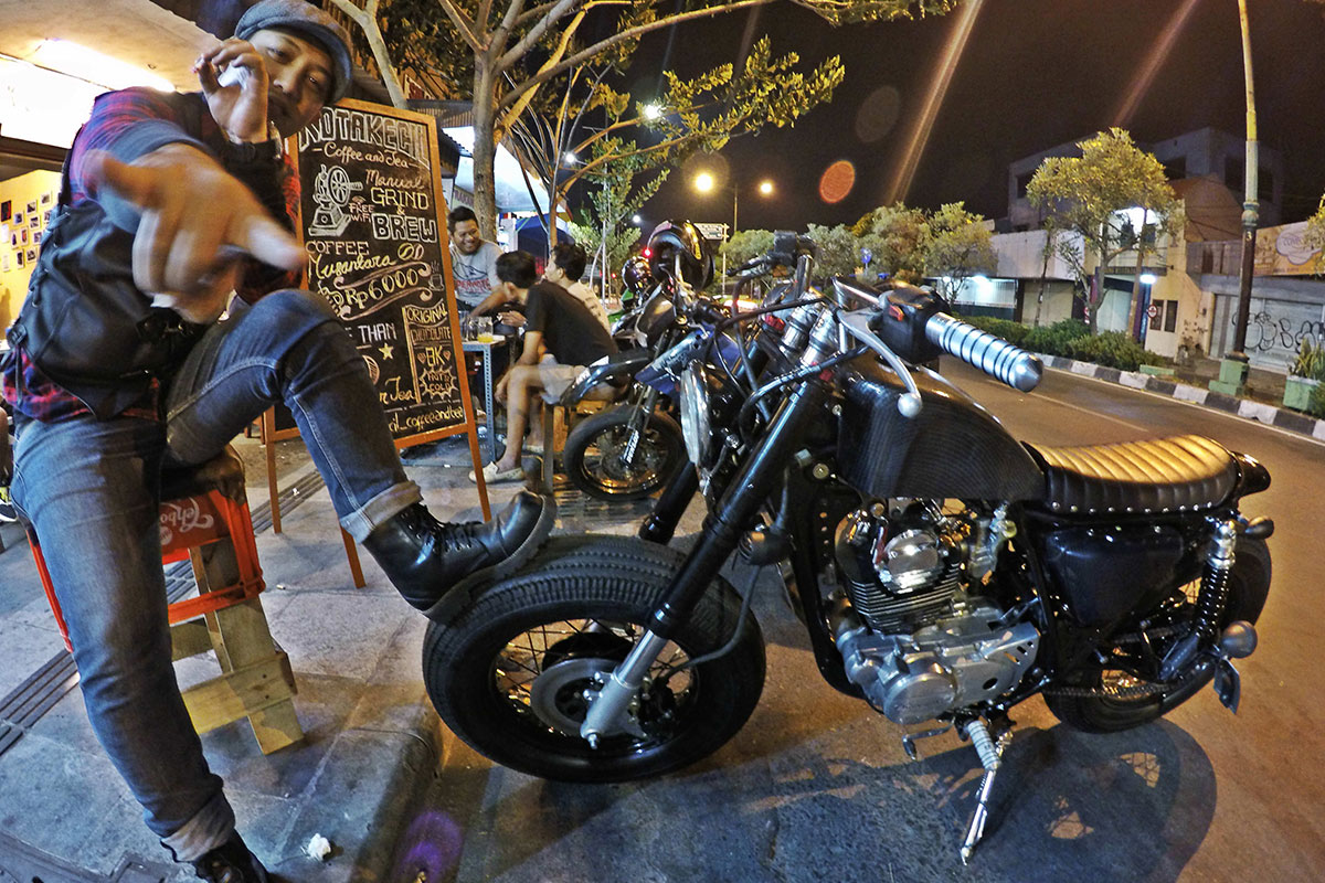 Kawasaki KZ200 manopole e pedane custom
