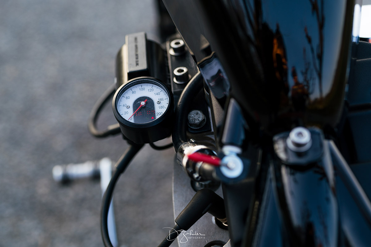 Mini tachimetro di Motogadget installato sul lato