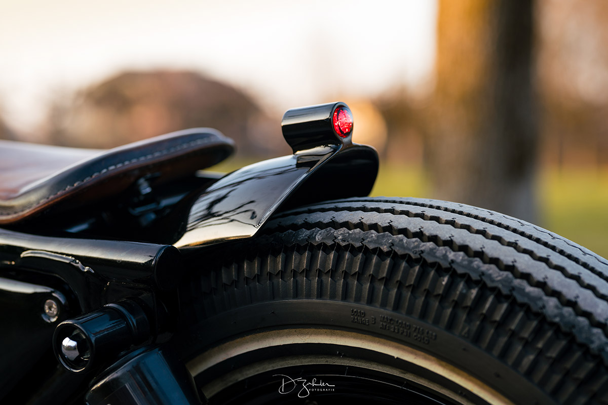 Parafango posteriore fato a mano con luce posteriore e luce di freno integrata Harley-Davidson XLH 883