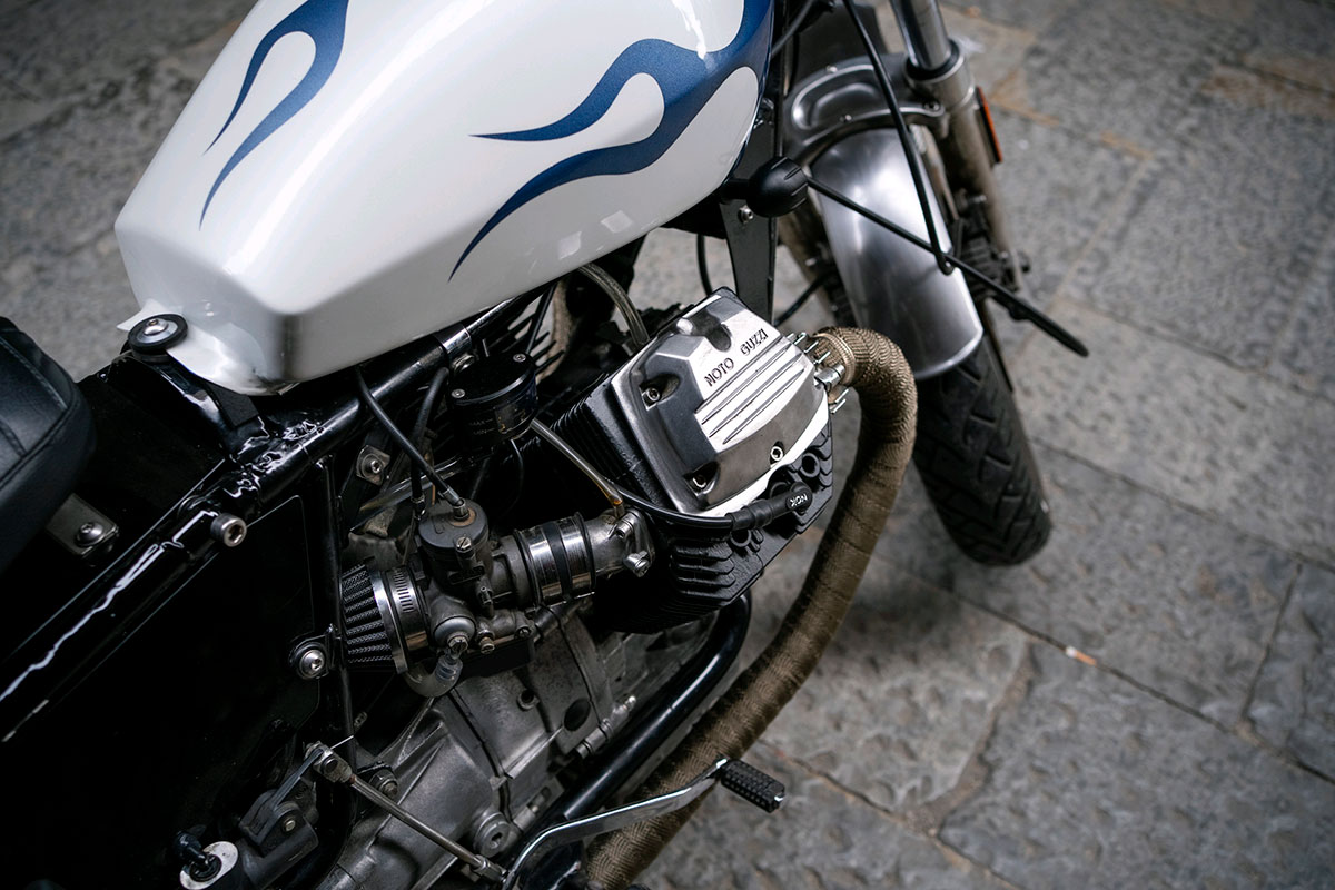 Serbatoio Cagiva Aermacchi riverniciato con fiamme stile hot rod