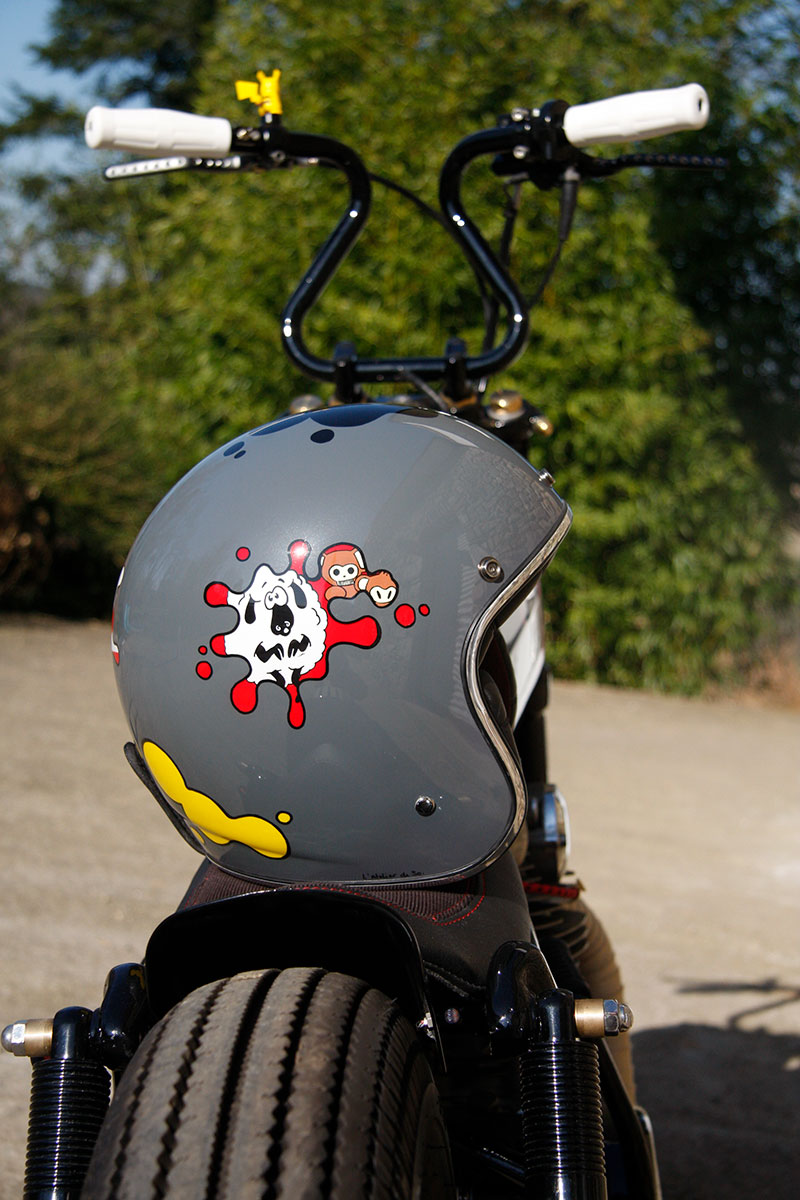Casco dipinto con decorazione a mano