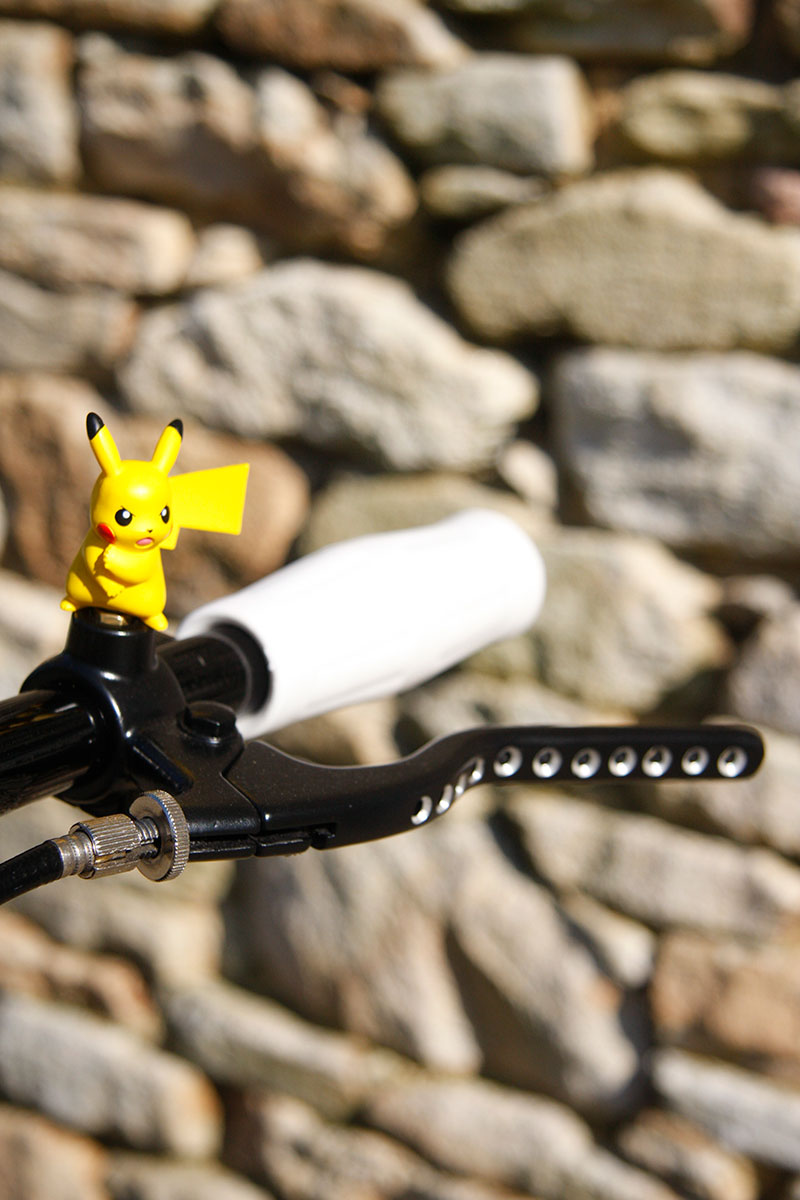 Leve alleggerite con fori svasati e mascotte Pikachu brat bobber